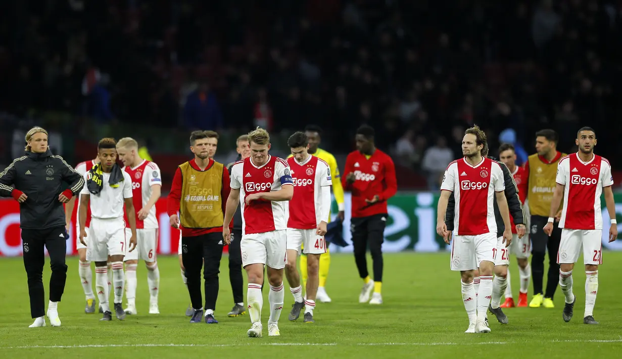 Pemain Ajax Amsterdam tampak lesu usai ditahan imbang Juventus pada laga Liga Champions di Stadion Johan Cruyff, Rabu (10/4). Kedua tim bermain imbang 1-1. (AP/Peter Dejong)