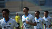 Pemain Persib Bandung, Esteban Vizcarra (dua dari kiri). (Bola.com/Muhammad Faqih)
