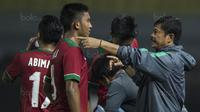 Pelatih Timnas Indonesia U-19, Indra Sjafri, memberikan instruksi kepada Rafly Mursalim saat melawan Kamboja U-19 pada laga persahabatan di Stadion Patriot, Bekasi, Rabu (4/10/2017). Indonesia menang 2-0 atas Kamboja. (Bola.com/Vitalis Yogi Trisna)