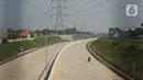Pengendara motor melintas di jalan tol Depok-Antasari seksi II (Brigif-Sawangan), Depok, Jawa Barat, Rabu (24/6/2020). Jalan tol sepanjang 6,30 kilometer yang menjadi bagian dari jalan tol Depok-Antasari tersebut akan segera beroperasi pada Juni-Juli tahun ini. (Liputan6.com/Immanuel Antonius)