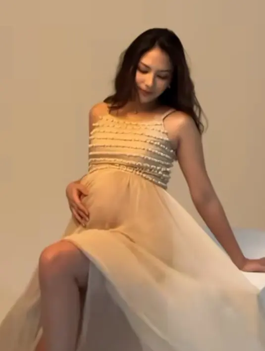 <p>Dalam akun Instagram Jessica Mila, ia pun membagikan beberapa hasil maternity shootnya. Ia pun tampil dengan dua look yang memerlihatkan baby bump yang semakin membesar. [@jscmila]</p>