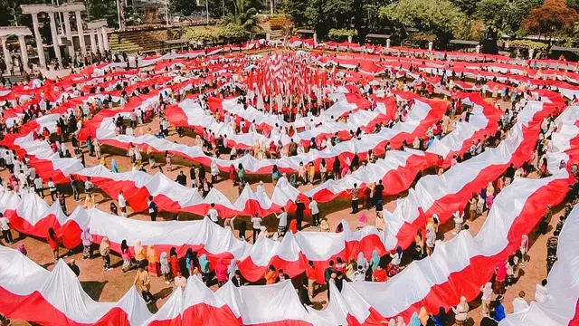 Bentangkan Bendera 2000 Meter, Ini 7 Momen Seru Sumpah Merah Putih