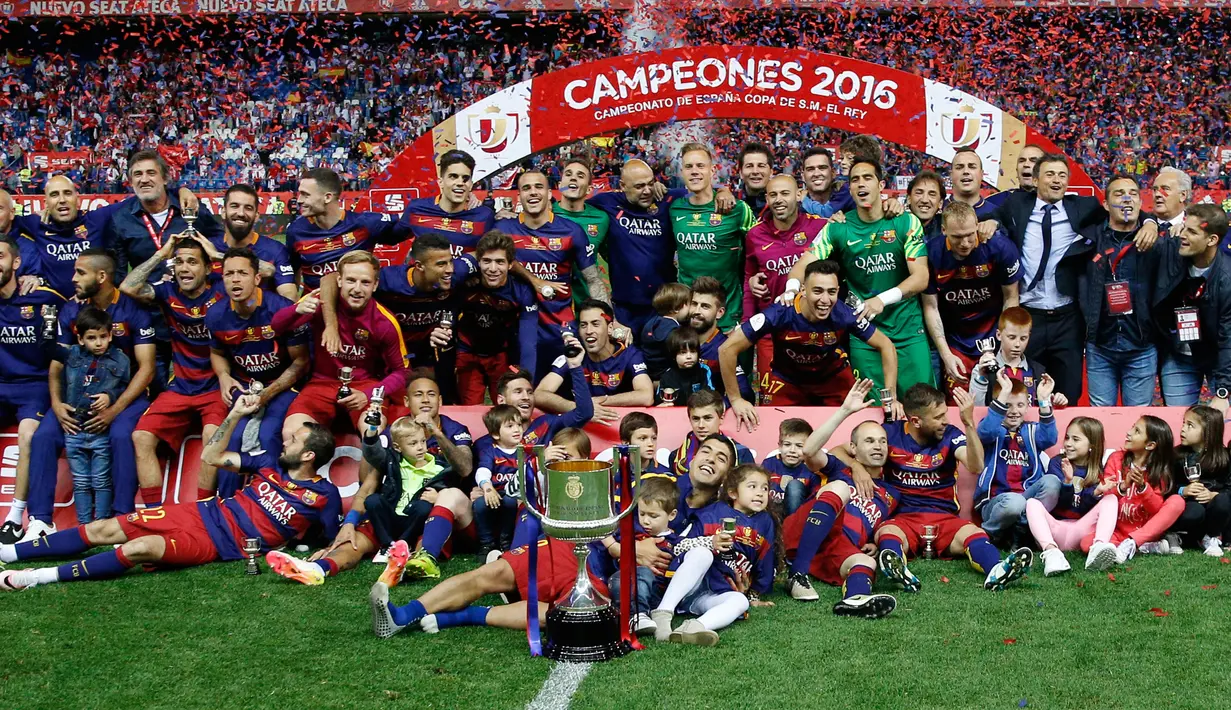 Para pemain Barcelona melakukan selebrasi dan foto bersama piala usai menjuarai Copa del Rey di Stadion Vicente Calderon, Madrid, (23/5). Barcelona menang atas Sevilla dengan skor 2-0. (Reuters / Sergio Perez)