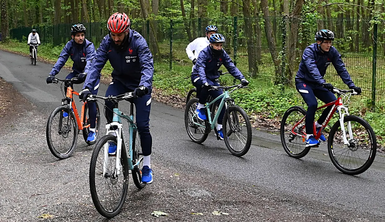 Karim Benzema mengendarai sepeda di Pusat latihan Timnas Prancis di Clairefontaine-en-Yvelines, Rabu (26/5/2021). Benzema kembali memperkuat Timnas Prancis setelah enam tahun absen. (AFP/Franck FIfe)