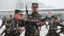 Polisi militer saat mengikuti sesi pelatihan menggunakan senapan berpisau di tengah hujan salju di Hefei, China (15/1/2020). Latihan fisik yang dilakukan anggota polisi militer China meliput angkat ban traktor hingga teknik menyerang dengan menggunakan senapan berpisau. (AFP Photo/Str/China Out)