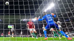 Satu-satunya gol Hungaria dicetak oleh Adam Szalai pada menit ke-17. Skema tendangan sudut Szoboszlai dibelokkan Szalai dengan aksi akrobatik membelakangi gawang. (AFP/John Macdougall)