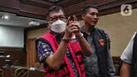 Terdakwa suap kepada hakim pemberi vonis bebas Gregorius Ronald Tannur, Zarof Ricar (kiri) bersiap meninggalkan ruang sidang usai mengikuti pembacaan dakwaan di Pengadilan Tindak Pidana Korupsi (Tipikor) Jakarta, Senin (10/2/2025). (Liputan6.com/Angga Yuniar)