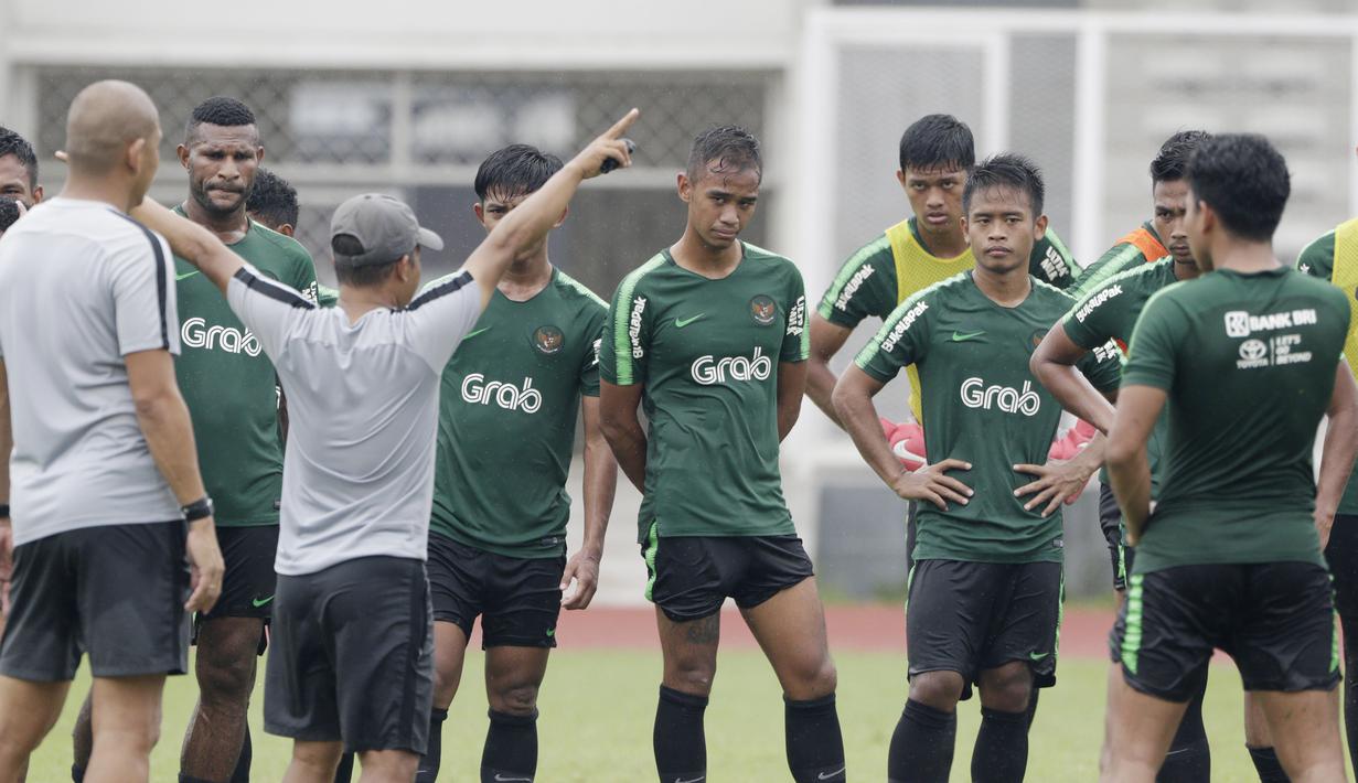 Pemain Timnas Indonesia U-22 saat latihan di Stadion Madya, Senayan, Jakarta, Senin (21/1). Latihan kali ini tidak dipimpin Indra Sjafri karena sedang mengikuti lisensi kepelatihan Pro AFC di Spanyol. (Bola.com/M Iqbal Ichsan)