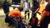 Tim SAR gabungan saat berupaya menurunkan korban terakhir tragedi Gunung Lawu. (Liputan6.com/Edhie Prayitno Ige).