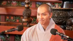 Penonton khususnya terkesan dengan dedikasi Lee Seung Gi yang mencukur habis rambutnya demi perannya sebagai seorang biksu. (Foto: Lotte Entertainment)