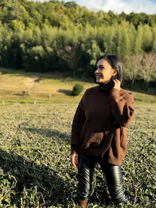 Simple tapi chic, kombinasi turtleneck top warna cokelat, leather pants, dan sepatu boots warna cokelat bisa jadi inspirasi buat kamu yang anti ribet.  [@yunishara36]