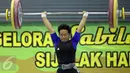 Lifter Jabar, Syarah Anggraini saat mengangkat beban di kelas 53 kg PON XIX Jabar di Gelora Sabilulungan, Kab Bandung, Selasa (20/9). Syarah Anggraini meraih emas dengan total angkatan 188 Kg. (Liputan6.com/Helmi Fithriansyah)