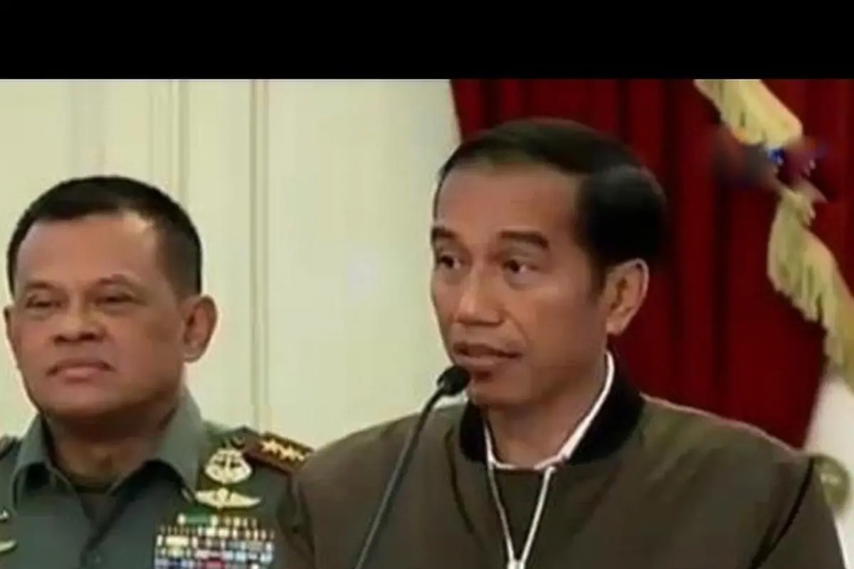 Jokowi mengenakan jaket bomber. (via. Youtube)