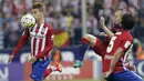 Andres Iniesta berusaha menghentikan pemain Atletico, Antoine Griezmann (kiri) dalam lanjutan La Liga Spanyol di Stadion Vicente Calderon, Madrid, Spanyol. Sabtu (12/9/2015). (EPA/Zipi)