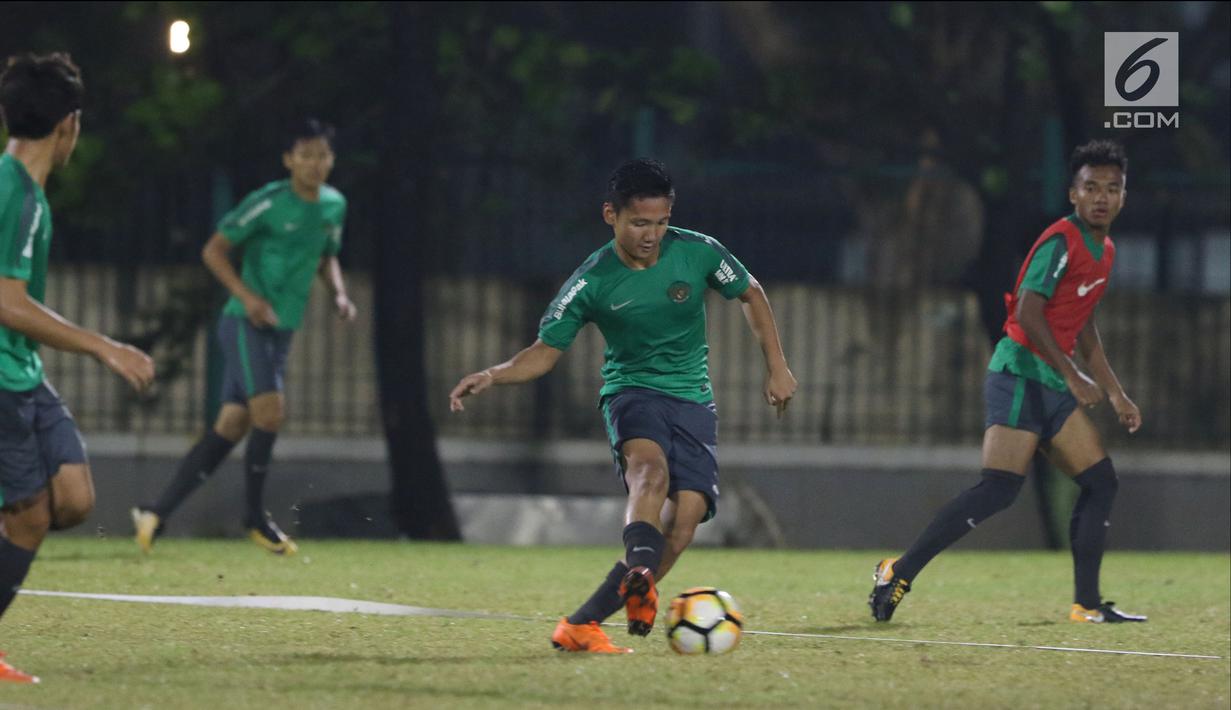 Pemain Timnas Indonesia U-19, Syahrian Abimanyu (ketiga kiri) menggiring bola saat latihan perdana jelang laga melawan Jepang U-19 di Lapangan A Kompleks GBK, Jakarta, Kamis (22/3). Laga kedua tim digelar Minggu (25/3). (Liputan6.com/Helmi Fithriansyah)