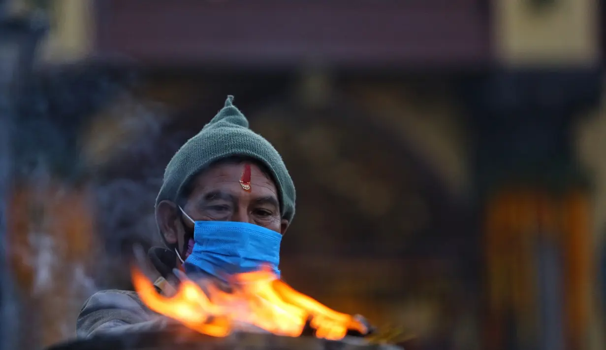 Seorang pria melakukan ritual sembahyang di Kuil Pashupatinath di Kathmandu, Nepal (16/12/2020). Kuil Pashupatinath adalah salah satu kuil Hindu Siwa yang paling signifikan di dunia, terletak di tepi Sungai Bagmati di bagian timur Kathmandu, ibu kota di Nepal. (Xinhua/Sulav Shrestha)
