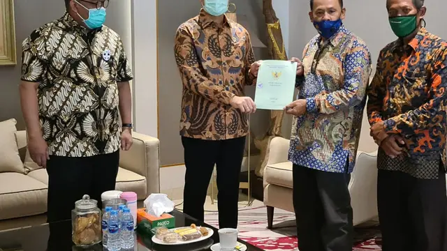 Mensos Juliari Terima Sertifikat Tanah Seluas 7.011 m2 Milik Kemensos di Yogyakarta