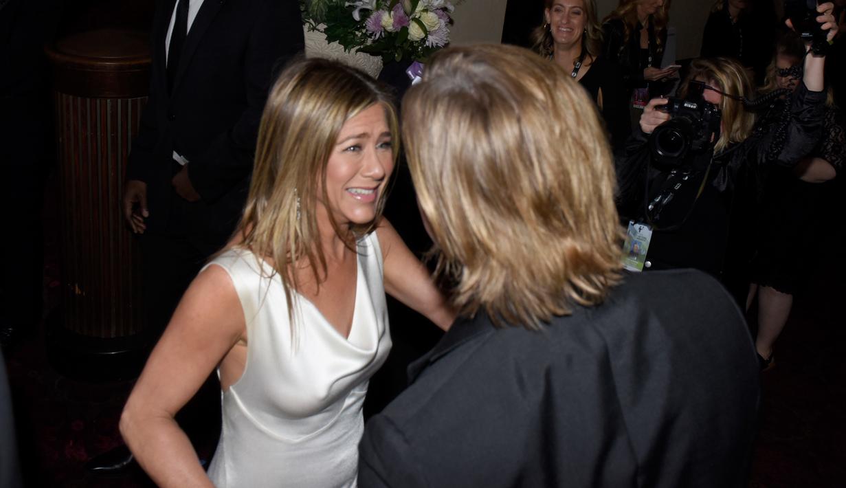 Foto Momen Brad Pitt Dan Jennifer Aniston Berpelukan Di Sag Awards 2020 Showbiz Liputan6 Com