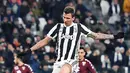 Pemain Juventus, Mario Mandzukic melompati kiper Torino, Vanja Milinkovic-Savic dalam lanjutan Coppa Italia di Stadion Allianz, Rabu (3/1). Mandzukic menyumbang satu dari dua gol untuk Juventus melenggang ke babak semifinal. (Andrea Di Marco/ANSA via AP)