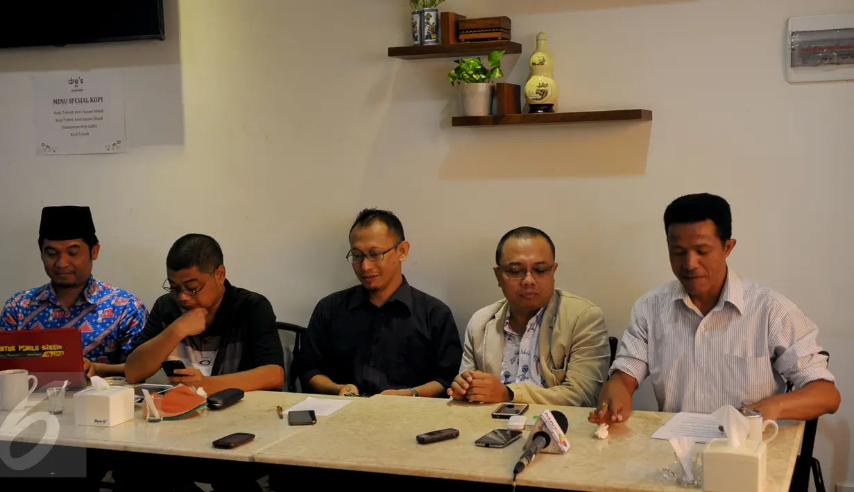 Diskusi bertajuk Koalisi Masyarakat Berantas Mafia Parlemen Menyikapi Perkembangan Sidang MKD di Dres Kopitiam, Jl Agus Salim, Jakarta Pusat, Selasa (8/12/2015). (Liputan6.com/Faisal R Syam)