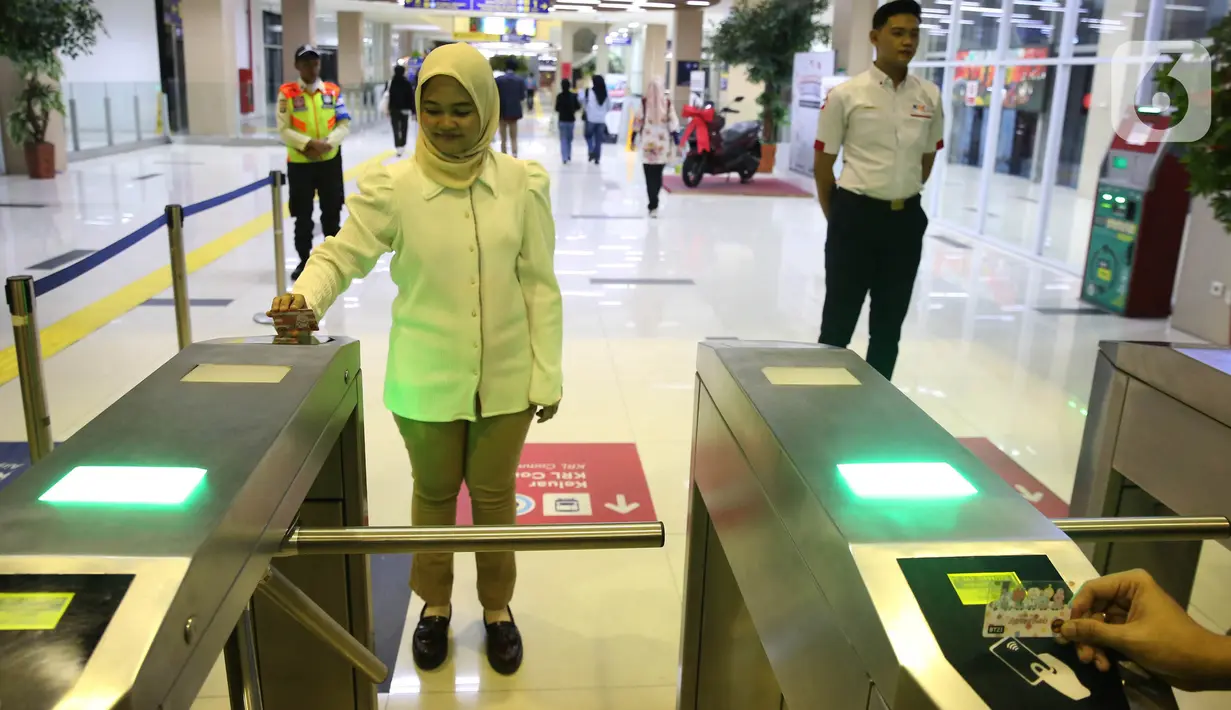 PT Kereta Commuter Indonesia (KAI Commuter) resmi merilis kartu multi trip untuk KRL dengan karakter kartun BT21. (Liputan6.com/Angga Yuniar)