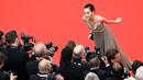 Model Kiko Mizuhara berpose di depan para fotografer saat menghadiri pemutaran film "Yomeddine" selama Festival Film Cannes ke-71 di Prancis (9/5).  (AFP Photo/Loic Venance)