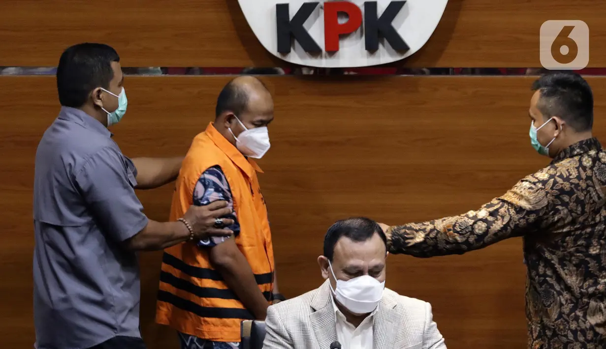 Bupati Pemalang periode 2021-2026, Mukti Agung Wibowo (kedua kiri) saat dihadirkan dalam rilis penetapan penahanan tersangka di Gedung KPK, Jakarta, Jumat (12/8/2022). Mukti Agung Wibowo ditangkap KPK atas dugaan suap dan pungutan tidak sah terkait jual-beli jabatan di lingkungan Pemkab Pemalang tahun 2021-2022. (Liputan6.com/Helmi Fithriansyah)