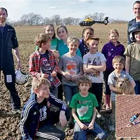 Anak-anak ini membantu pengejaran polisi dengan membuat panah manusia yang menujukkan arah buronan pergi.