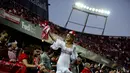 10. Suporter Sevilla menggunakan pakaian flamenca merayakan kemenangan atas Athletic Bilbao pada laga Liga Europa di Stadion Ramon Sanchez Pizjuan, Spanyol, Kamis (14/4/2016). Sevilla lolos ke semifinal berkat menang adu penalti. (AFP/Jorge Guerrero)