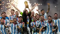 Pemain Argentina Lionel Messi bersama rekan setimnya mengangkat trofi juara usai mengalahkan Prancis pada pertandingan sepak bola final Piala Dunia 2022 di Stadion Lusail, Lusail, Qatar, 18 Desember 2022. Argentina menang 4-2 dalam adu penalti setelah pertandingan berakhir imbang 3 -3. (AP Photo/Martin Meissner)
