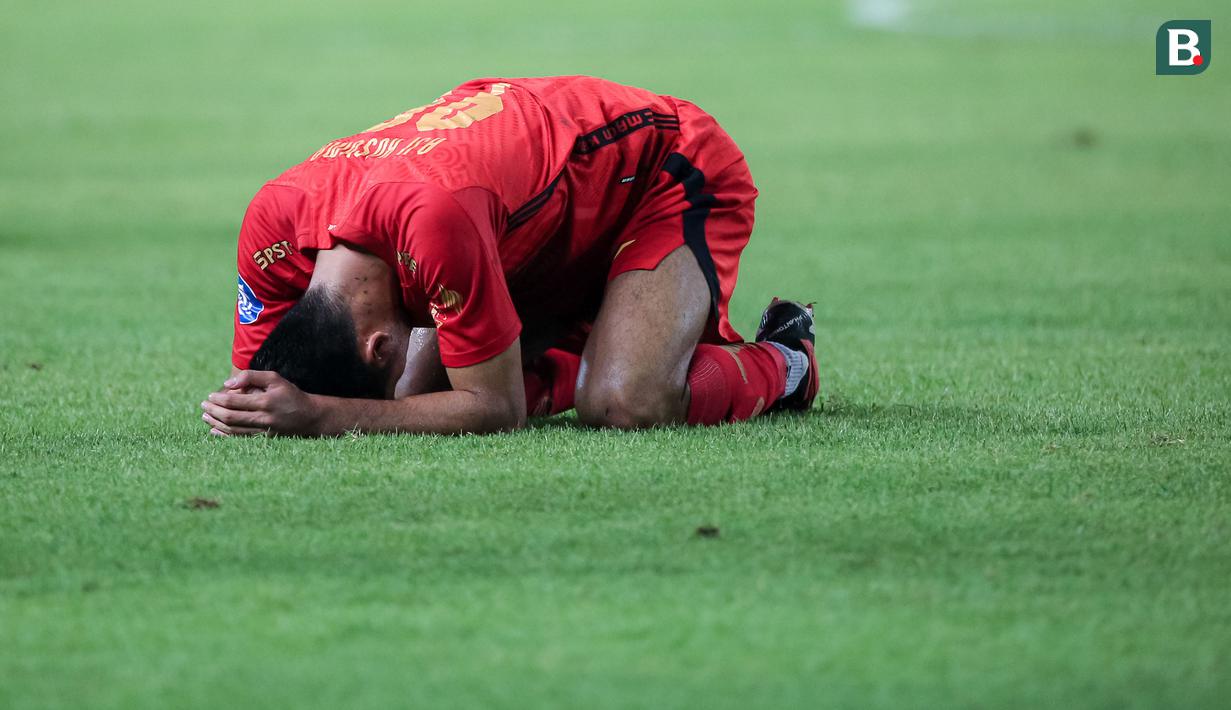 <p>Reaksi kecewa pemain Persija Jakarta, Aji Kusuma saat timnya ditahan imbang 1-1 pada laga lanjutan BRI Liga 1 2023/2024 antara Persija Jakarta melawan Barito Putera di Stadion Patriot Candrabhaga, Bekasi, Sabtu (07/10/2023). (Bola.com/Bagaskara Lazuardi)</p>