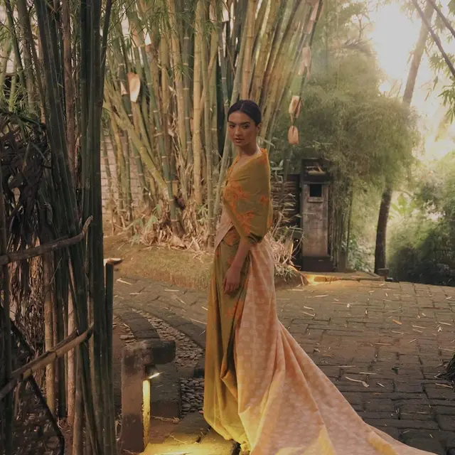 7 Gaya Raline Shah saat Lakukan Pemotretan dengan Kain Nusantara, Menawan