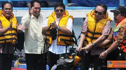 Citizen6, Cianjur: Selain itu, untuk menggenjot sektor
perikanan tangkap  bantuan pun diberikan yang meliputi 15 paket PUMP perikanan tangkap senilai 1,5 miliar serta 30 unit GPS senilai 150 juta. (Pengirim: Efrimal Bahri) 