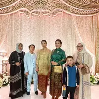 Marcella Zalianty dan Olivia Zalianty dikenal sebagai pasangan kakak beradik yang kerap terlihat kompak. Termasuk saat kondangan bareng baru-baru ini [@marcella.zalianty]