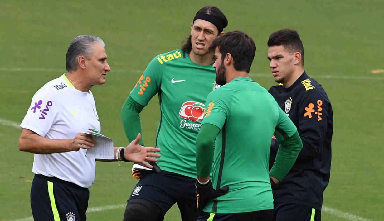Pelatih Brasil, Tite, memberikan arahan kepada anak asuhnya saat memimpin sesi latihan jelang laga kualifikasi piala dunia 2018 di Barranquilla, Kolombia, Senin (4/9/2017). Brasil akan berhadapan dengan Kolombia. (AFP/Luis Acosta)