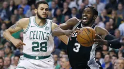 Pebasket San Antonio Spurs, Brandon Paul, menghindari penjagaan pebasket Boston Celtics, Abdel Nader, pada laga NBA di TD Garden, Boston, Senin (30/10/2017). Celtics menang 108-94 atas Spurs. (AP/Michael Dwyer)