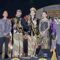 Sementara itu, Gibran tampil serasi mengenakan batik lengan panjang dipadukan celana hitamnya. [@pemkot_solo]