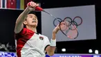 Pebulu tangkis tunggal putra Indonesia, Jonatan Christie berusaha mengembalikan kok ke arah wakil Belgia, Julien Carraggi pada laga Grup L cabang olahraga bulu tangkis Olimpiade Paris 2024 di Porte de la Chapelle Arena, Paris, Prancis, Sabtu (27/07/2024). (AFP/David Gray)