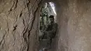 Pejuang Suriah dukungan Turki memeriksa terowongan yang diduga dibangun oleh pejuang Kurdi di kota perbatasan Tal Talyyad, Suriah, Senin (21/10/2019). Pasukan Kurdi sepakat untuk menarik diri dari Tal Abyad ke Ras al-Ain. (Bakr ALKASEM/AFP)