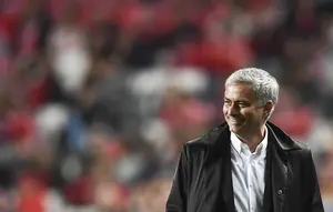 Pelatih Manchester United, Jose Mourinho, tersenyum usai tim nya menang atas Benfica pada laga Liga Champions di Stadion Luz, Kamis (19/10/2017). Manchester United menang 1-0 atas Benfica. (AFP/Patricia De Melo Moreira)