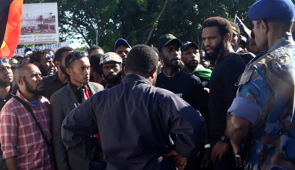 Mahasiswa University of Papua New Guinea menggelar demonstrasi di Ibu Kota Papua Nugini, Port Moresby, Rabu (8/6).  Setidaknya empat mahasiswa dilaporkan tewas ditembak polisi saat demo menuntut PM Papua Nugini, Peter O’Neill lengser. (PNGFM News/REUTERS)