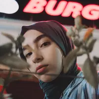 Ilustrasi perempuan berhijab. (dok. unsplash.com/Asnida Riani)