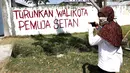Warga mengabadikan tulisan di dinding dengan pesan Turunkan Walikota Pemuja Setan pasca gempa bumi dan tsunami di Jalan Trans Sulawesi, Palu, Sulawesi Tengah, Kamis (4/10). (Liputan6.com/Fery Pradolo)