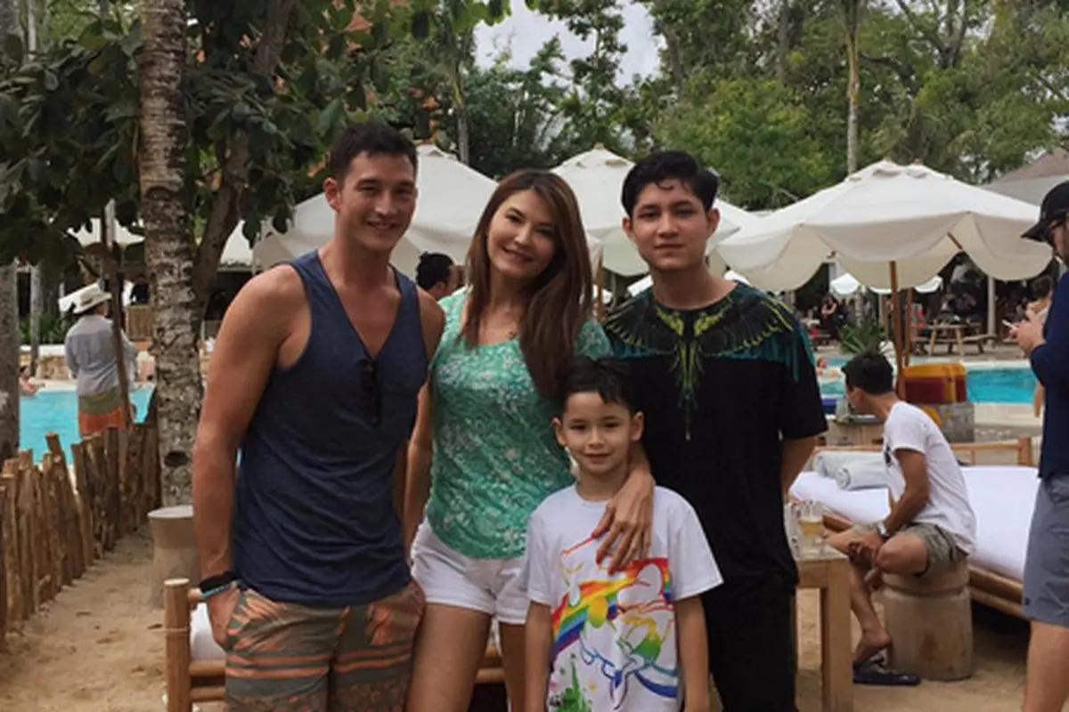 [Bintang] Mike Lewis dan Tamara Bleszynski