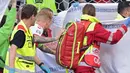 Kapten Timnas Denmark, Simon Kjaer pun sempat menghampiri Eriksen saat dibawa keluar lapangan. Dan Eriksen pun terlihat sudah bisa merespon panggilan Simon Kjaer yang berada disampingnya. (Foto: AFP/Pool/Hannah McKay)