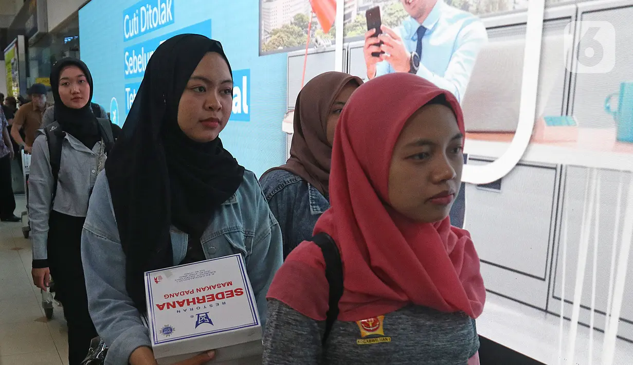 WNI yang telah selesai menjalani masa observasi virus corona dari Natuna, menuju terminal keberangkatan di Bandara Halim Perdanakusuma, Jakarta, Sabtu (15/2/2020). Pemerintah secara resmi memulangkan 238 WNI ke daerah masing-masing karena telah dinyatakan sehat. (Liputan6.com/Herman Zakharia)