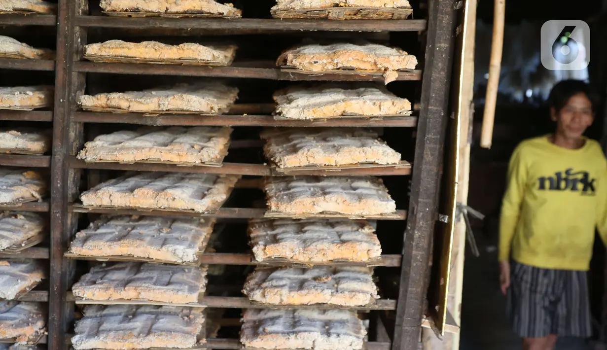 Oncom terlihat di industri rumahan untuk di jual di wilayah Jakarta, Selasa (19/11/2019). Uncom yang di jual seharga Rp 2000 untuk memenuhi kebutuhan di pasar pasar tradisional di kawasan tersebut. (Liputan6.com/Angga Yuniar)
