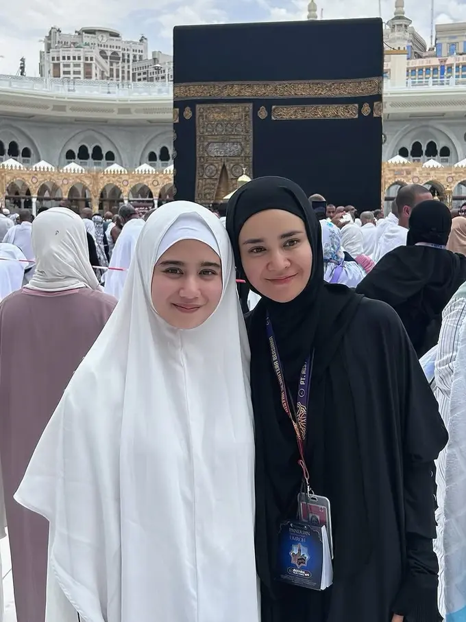 Punya Wajah Serupa, Tissa Biani dan Michelle Ziudith Tampil Bak Anak Kembar Saat Umroh Bareng