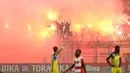 Para Pemain Madura United dan Persiba Balikpapan hanya tertegun melihat ulah suporter memperingati ulang tahunnya pada Torabika SC 2016 di Stadion Gelora Bangkalan, Senin(13/6/2016).  (Bola.com/Nicklas Hanoatubun)