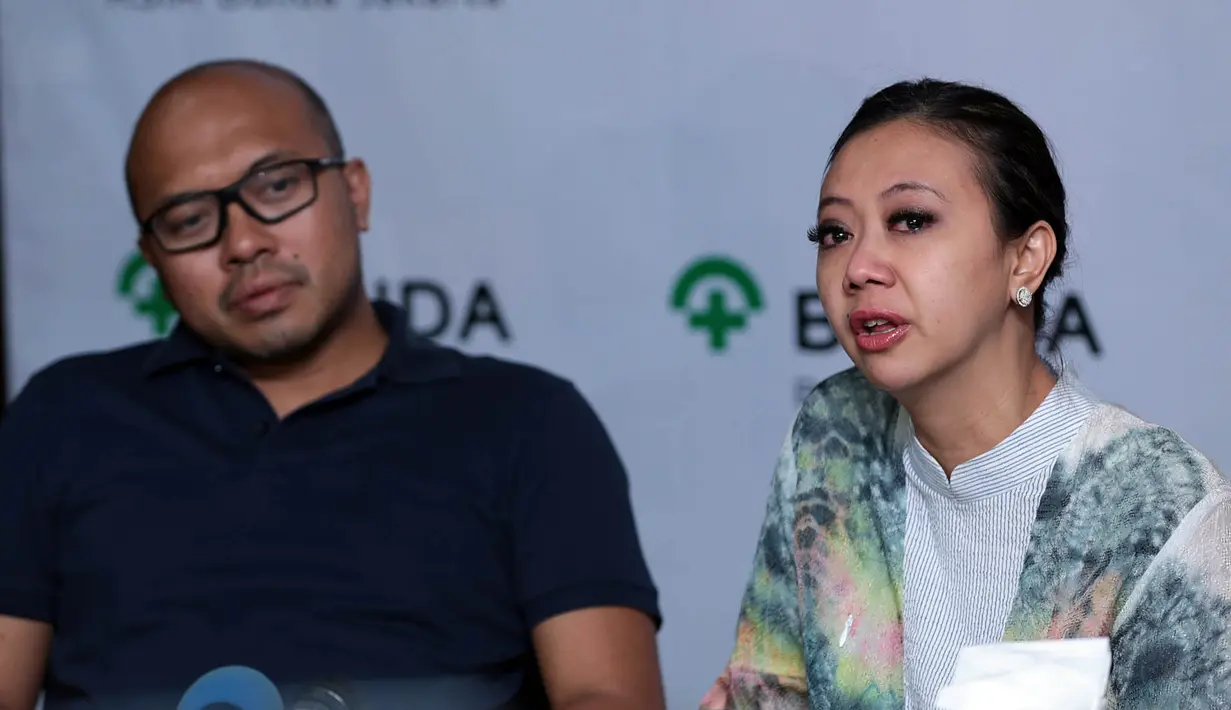 Menurut Asri Welas, setelah ini anaknya juga tidak boleh melepas kacamata dengan lensa plus 16. Begitu juga di rumahnya harus dengan lampu terang, untuk merangsang mata Rayyan Gibran Ridah Rahardja alias Ibran. (Deki Prayoga/Bintang.com)